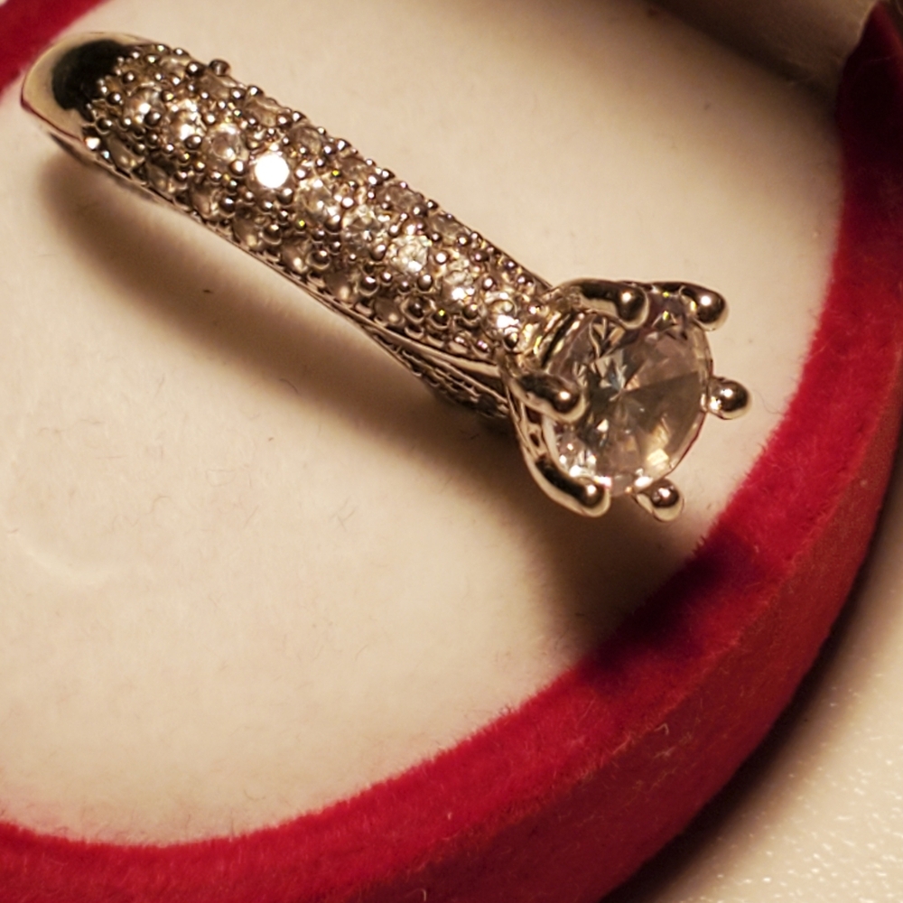 Cute costume jewlery ring - Picture 3 of 6